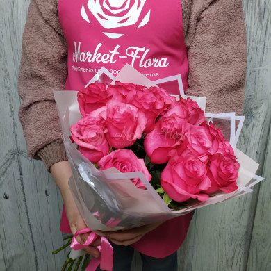 15 розовых роз в плёнке